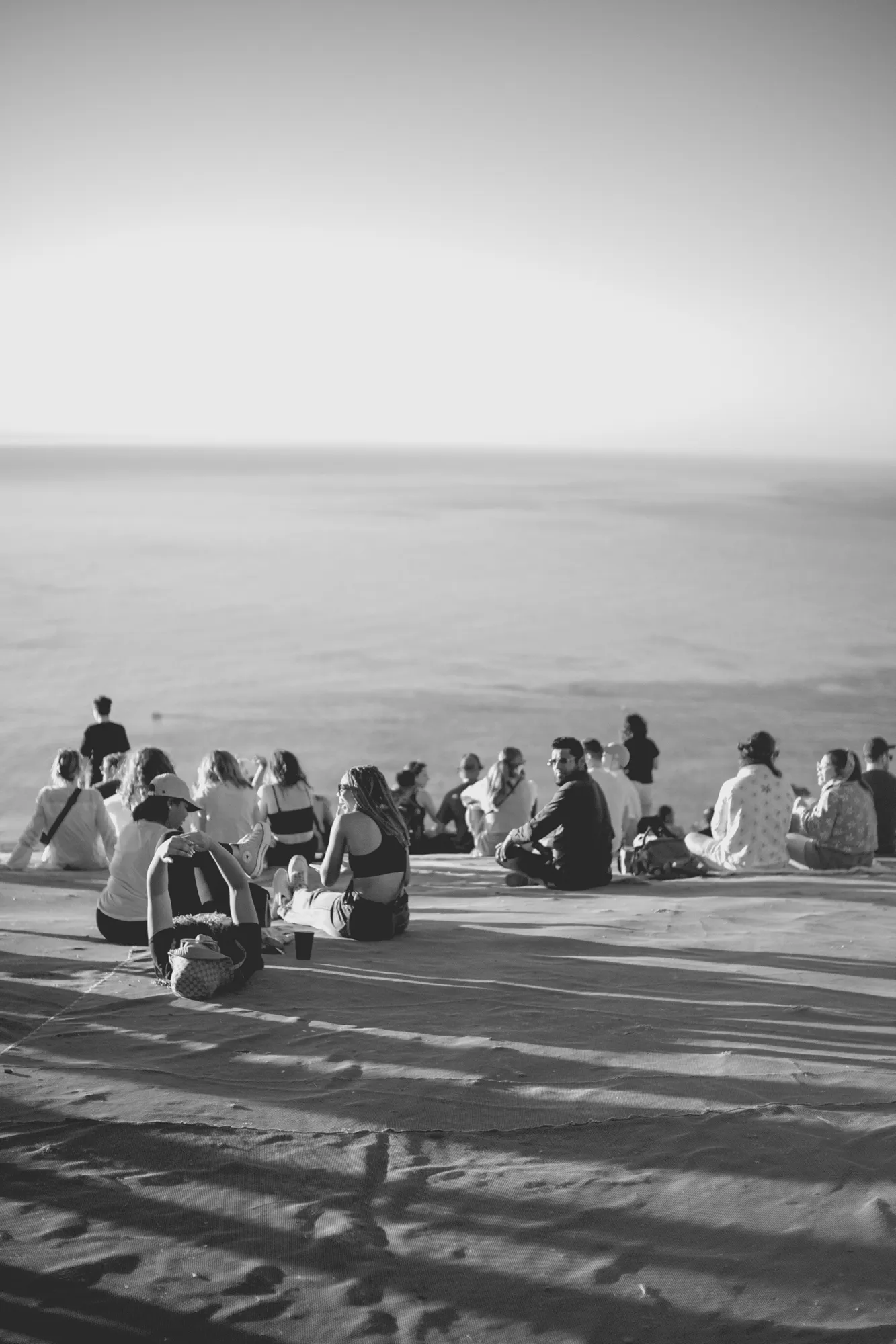 2022-02-17 - Cape Town - People sitting on hill in the sunset